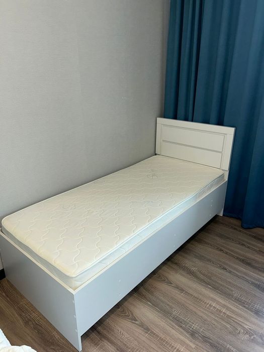 Продам кровать с матрасом