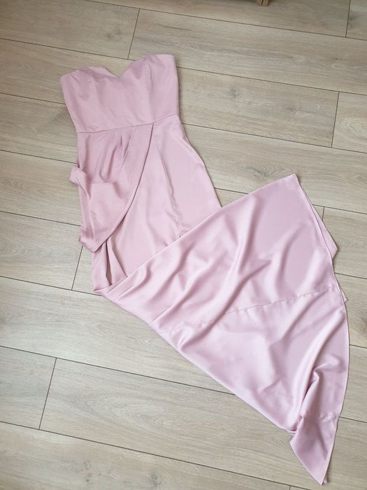 Прелестна дълга сатенена рокля