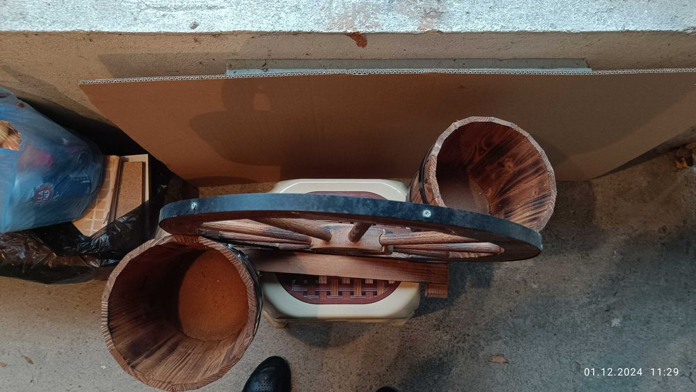 Продавам декоративно дървено колело със саксии.