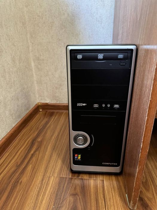 Письменный стол с компьютером