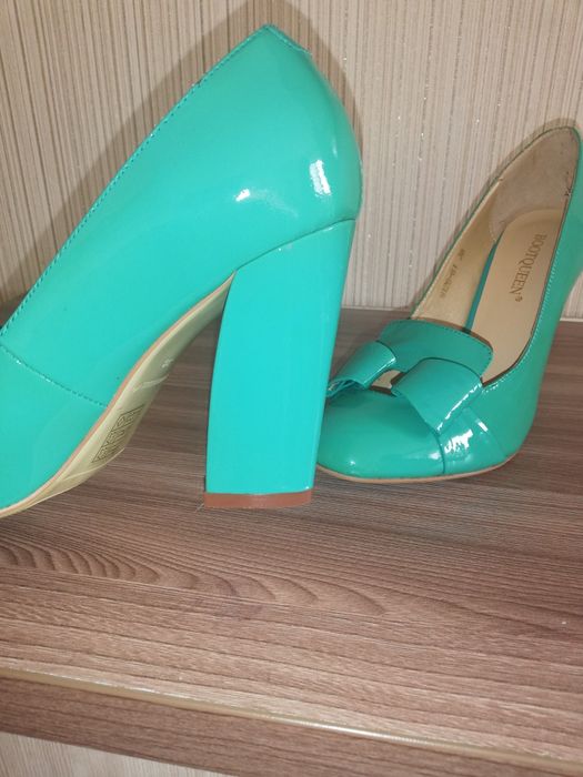 Продам женские туфли