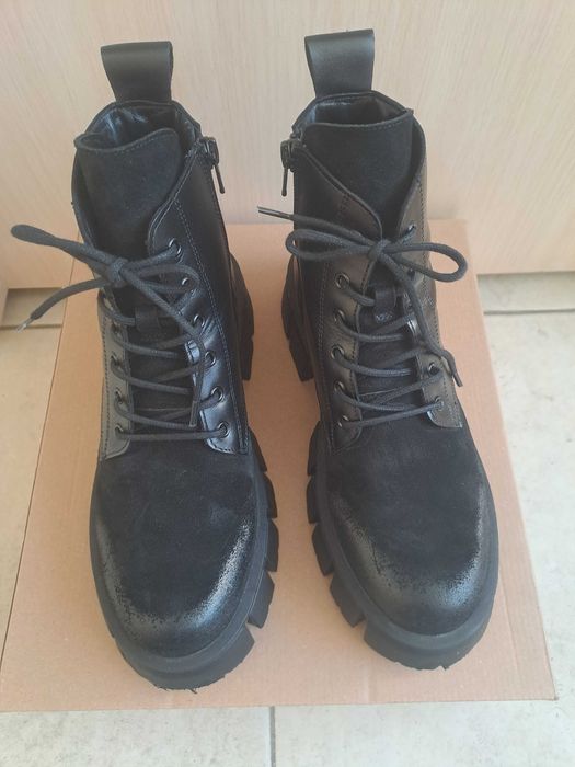 Дамски боти от естествена кожа и велур в черно