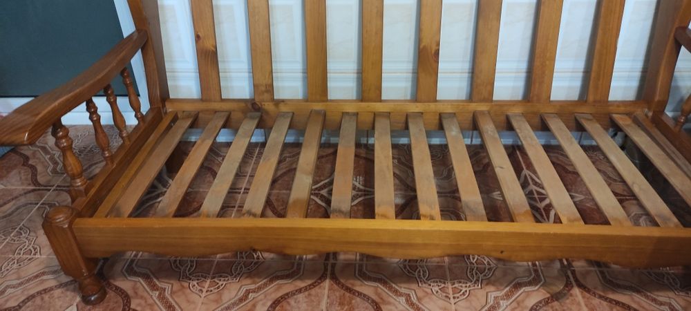 Canapea din lemn de pin adusă din Spania