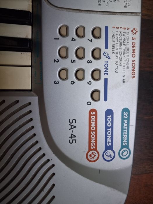 Синтезатор малък "Casio"