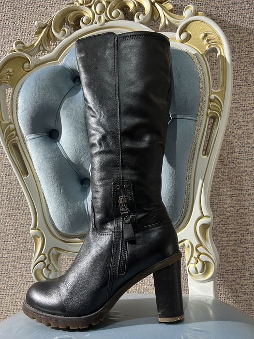 Продаются кожаные сапоги.