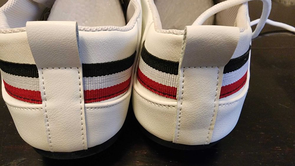 Pantofi albi casual