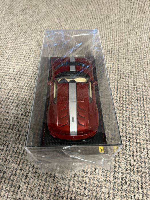 Macheta 1:18 Ferrari 812 Competizione Rosso Fiorano Noua