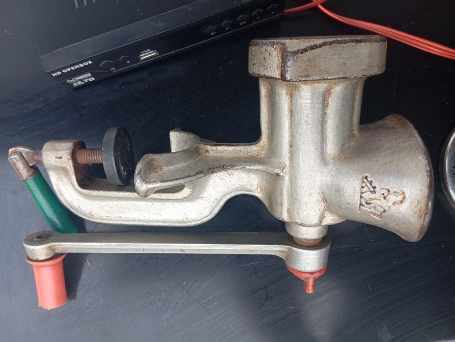 Закрывашка банок, мясорубка, кипятильники.