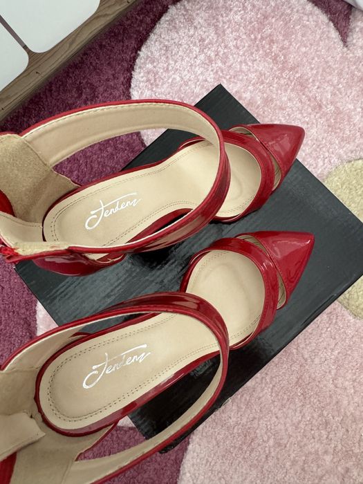 Официални обувки висок ток черни сандали с каишка и камъни