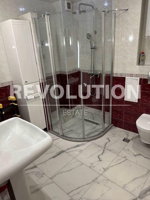 Дава се под наем Тристаен апартамент в Варна, Център - 100 кв.м за 847.62 € - Снимка #6