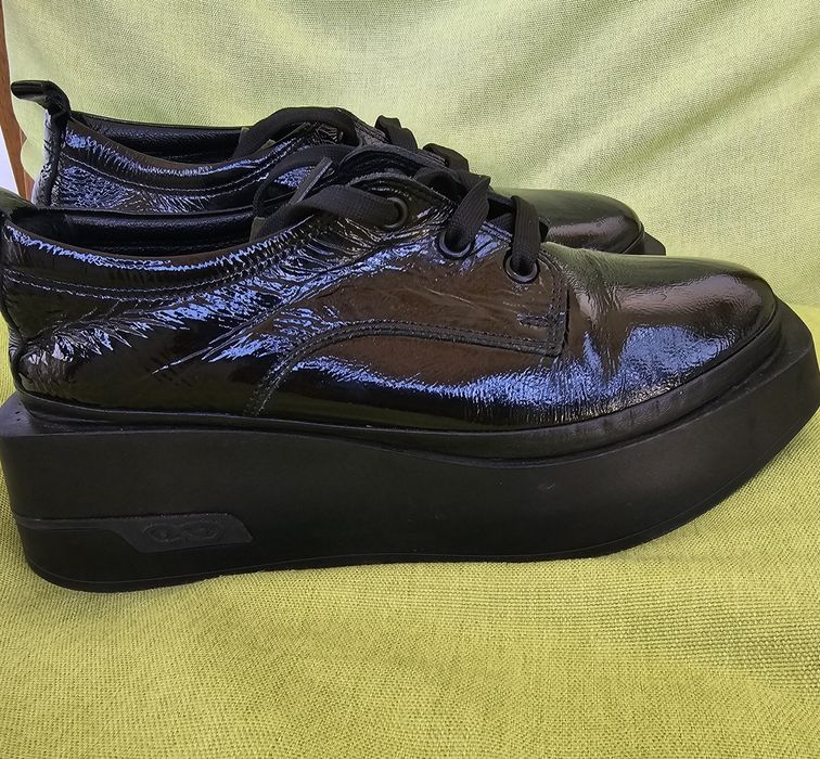 Дамски обувки от естествен лак