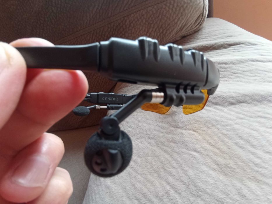 Очила за шофиране с вградени безжични слушалки и микрофон