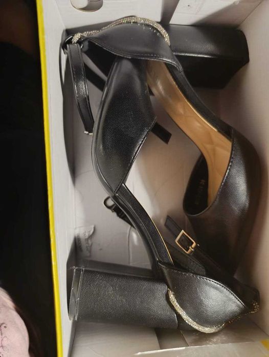 чёрные туфли со стразами.