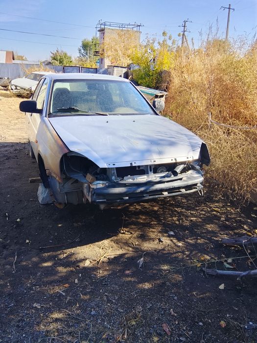 Продаю Приору на запчасти