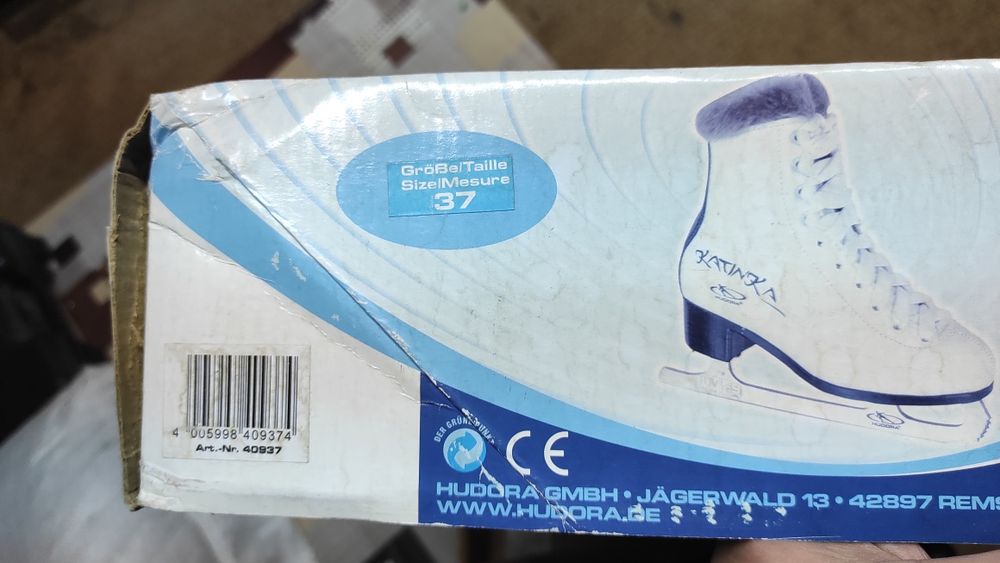 Коньки фигурные.