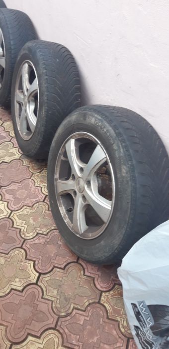 Vând jante de magneziu cu cauciucuri de iarna