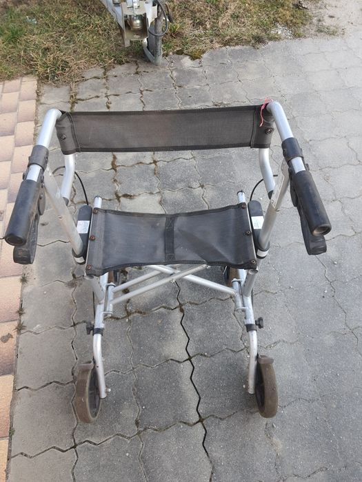 Спомагателна количка за възрастни хора