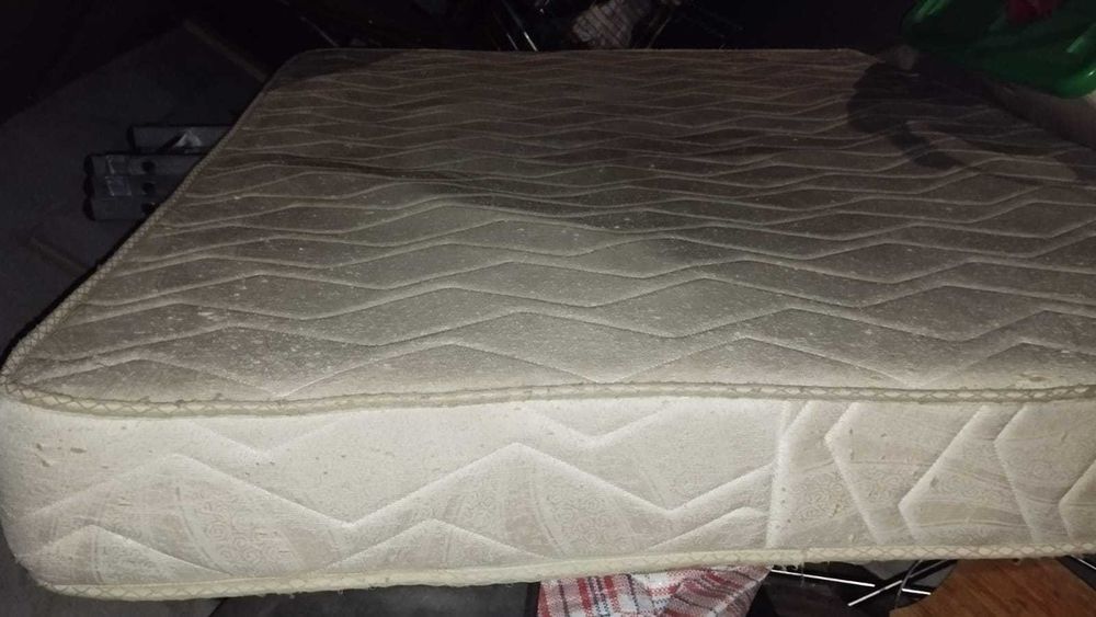 Матрац размерами примерно 2*1,6 метра