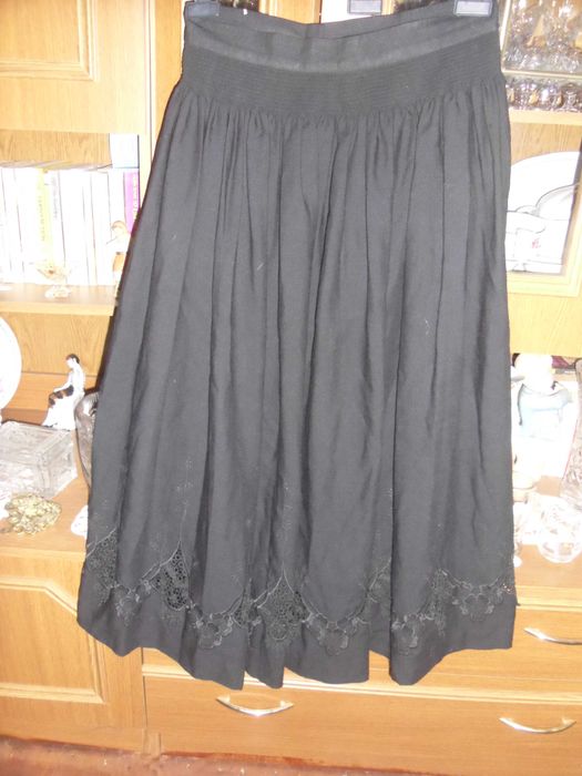 Fusta neagra cu broderie sparta