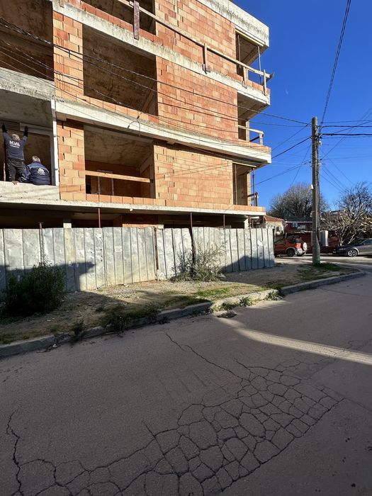 61 к.в ъглов магазин На 2 мин от Гранд Мол