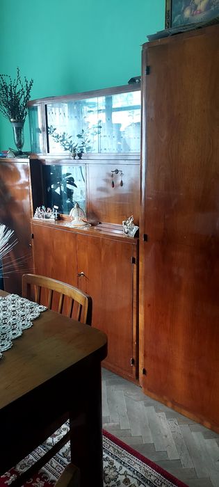 Vand mobila veche din lemn de nuc .