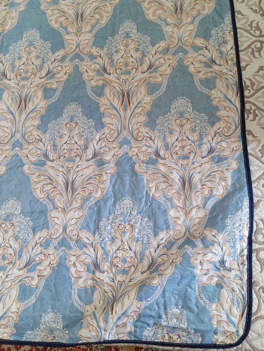 Продам покрывало голубое с узором.