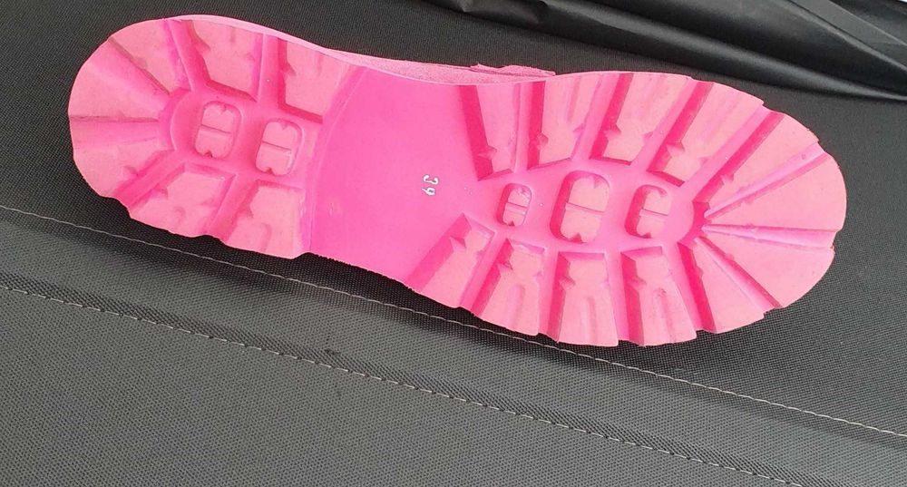 Цикламени мокасини от естествен велур с катарама.