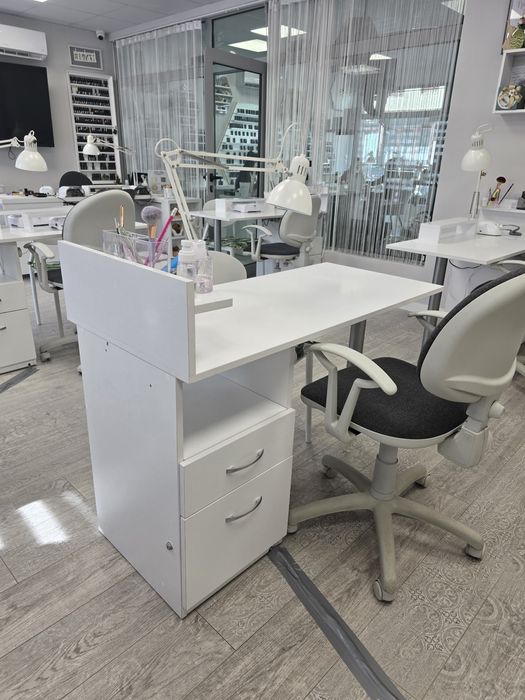 Бюро за маникюр бяло