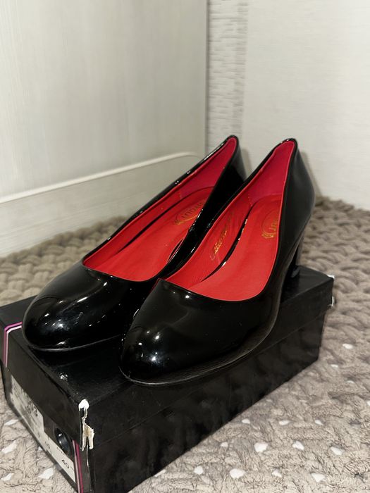 Продам туфли лакированные