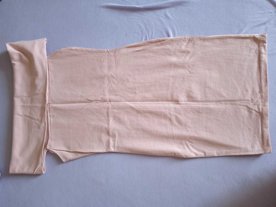 Розова прилепнала рокля