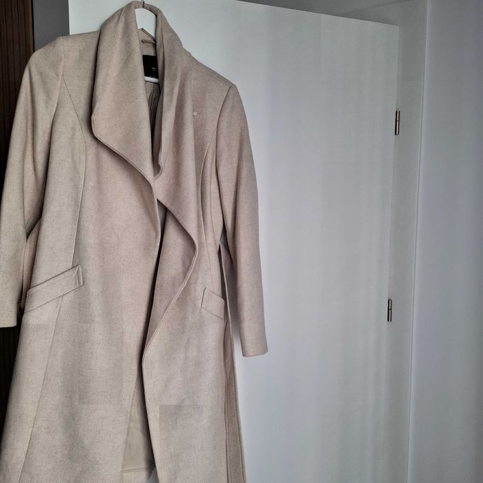 Vand palton Mango,culoare camel,nou fara etivheta.