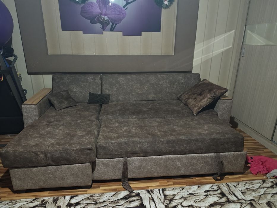 Угловой диван. Состояние отличное.