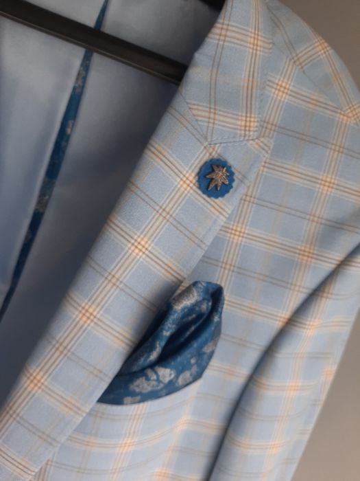 Vand costum casual (sacou + pantalon +camasa + papillon toate noi)