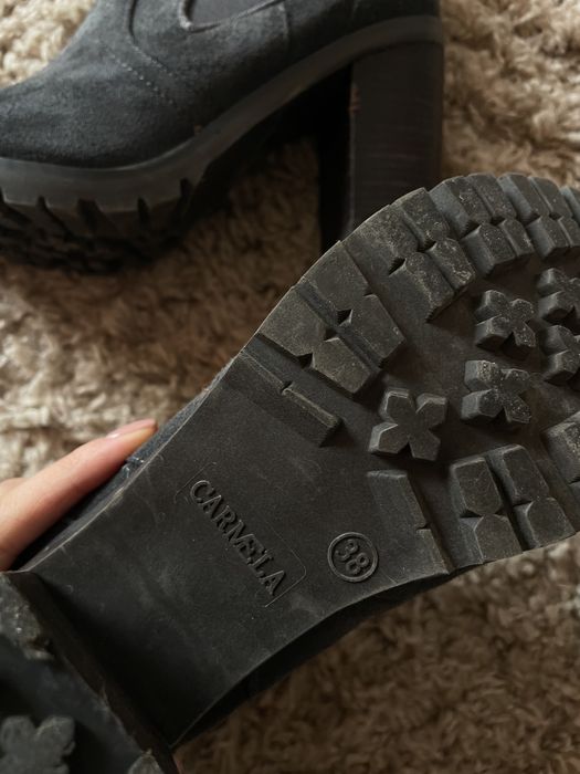 Обувки на висок ток