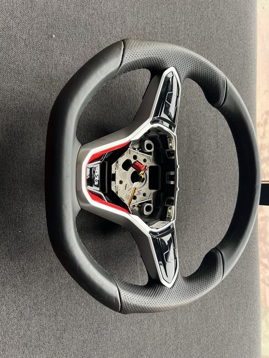 Volan GTI VW Golf 8 cu padele an 2022