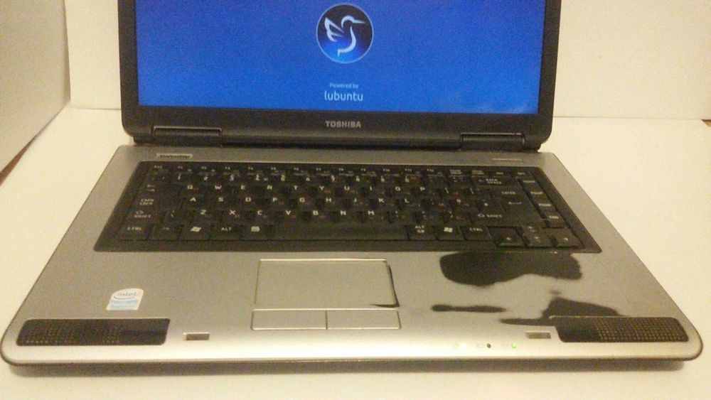 Лаптоп Toshiba Satellite L40-14F с дефекти за лека работа или за части