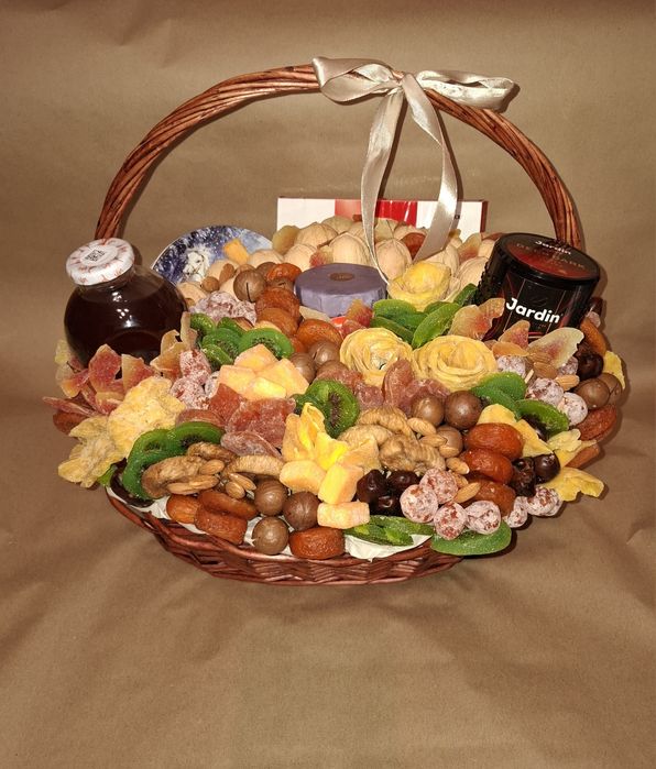 Букеты и корзины из сухофруктов и орехов.