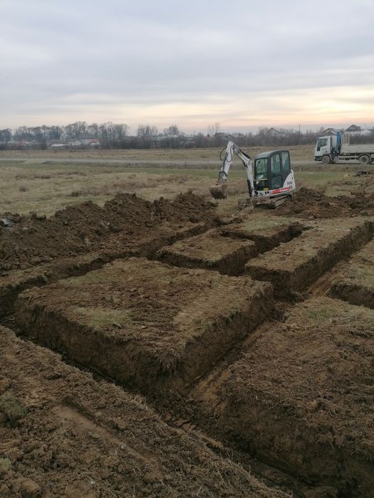 Buldoexcavator cu picon și miniexcavator de inchiriat