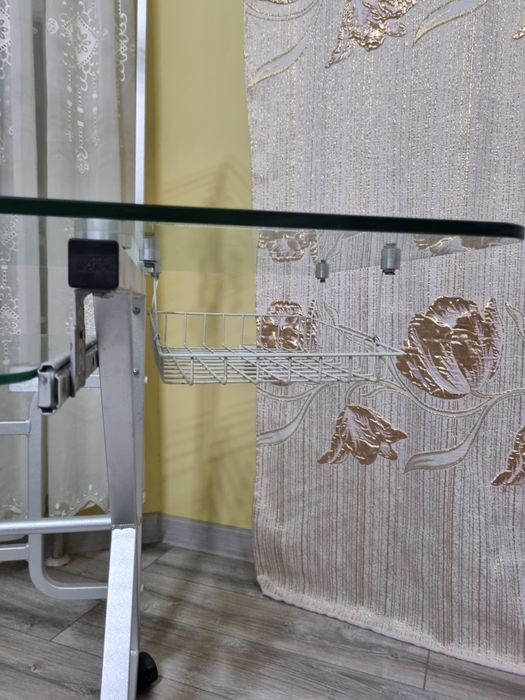 Стеклянный стол продается