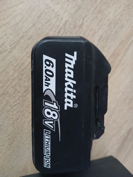 Vând baterie makita 6ah și încărcător makita