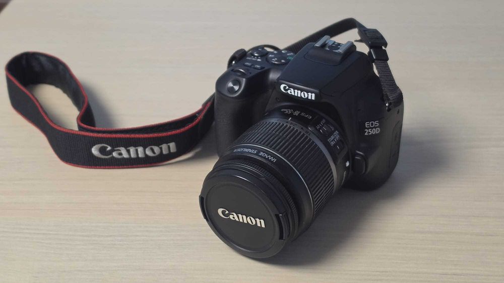 Aparat foto DSLR Canon EOS 250D + Obiectiv EF-S 18-55mm f/3.5-5.6 IS STM – Aspect impecabil