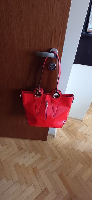 Дамска лачена чанта