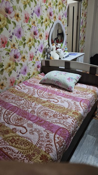 Кровать с поролоновым матрасом