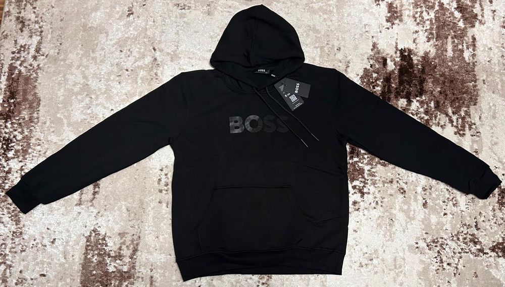 Vând hanorac nou de bărbați Boss
