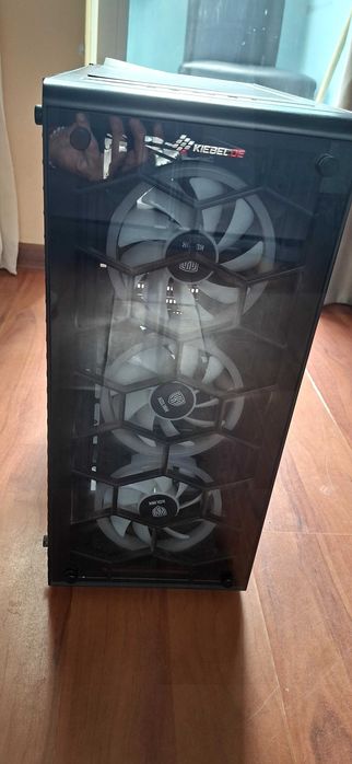 Геймърски компютър с монитор