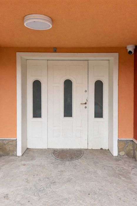 Продавам масивна входна дървена врата – 200 x 180 см