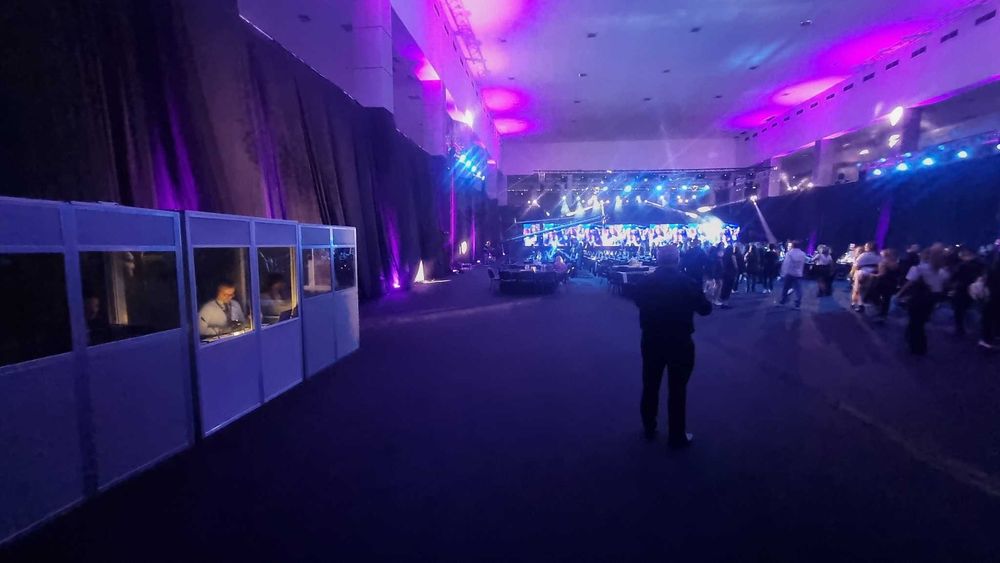 Кабина за превод. Система за симултанен превод. Озвучаване под наем.