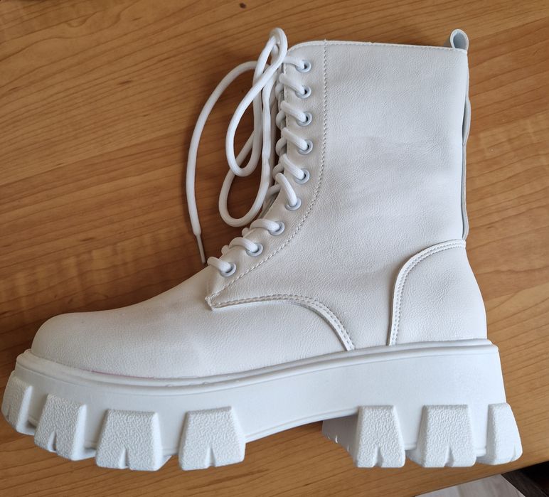 Срочно! Новые модные ботинки 36-37 размера