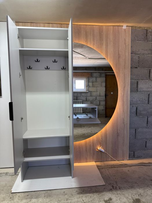 Продам новый шкаф с стеклом