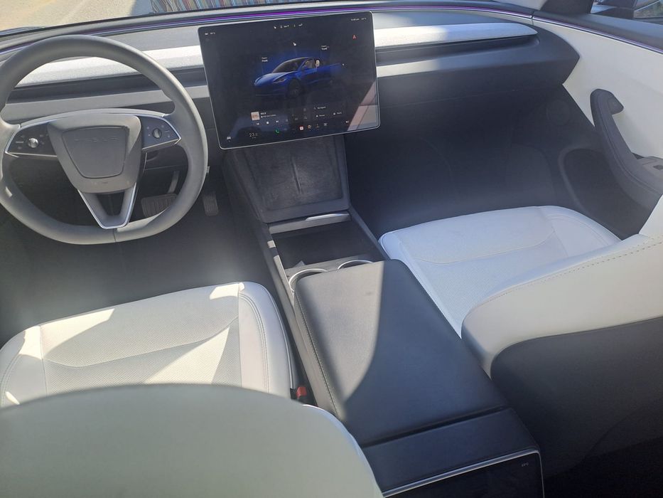 Tesla model 3 AWD Long Range albastra cu interior alb permium